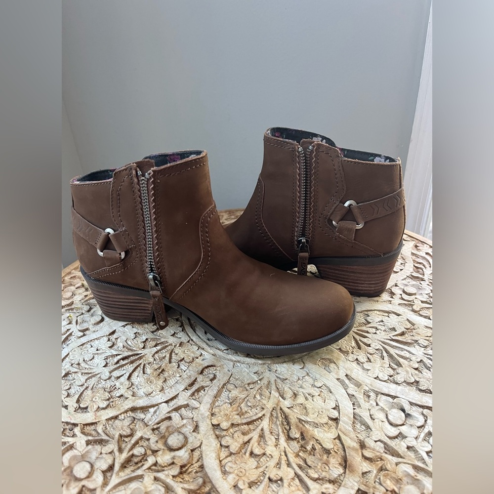 Teva Foxy Brown Nubuck Leather Zip Up Ankle Booties Shoes Women Sz 8.5